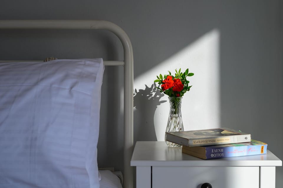 Bed, Day, People, Photo of the whole room, Decorative detail, Bedroom, Time of day, older children, hair dresser