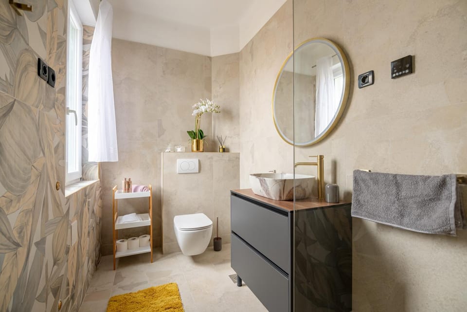 Shower, Toilet, towels
