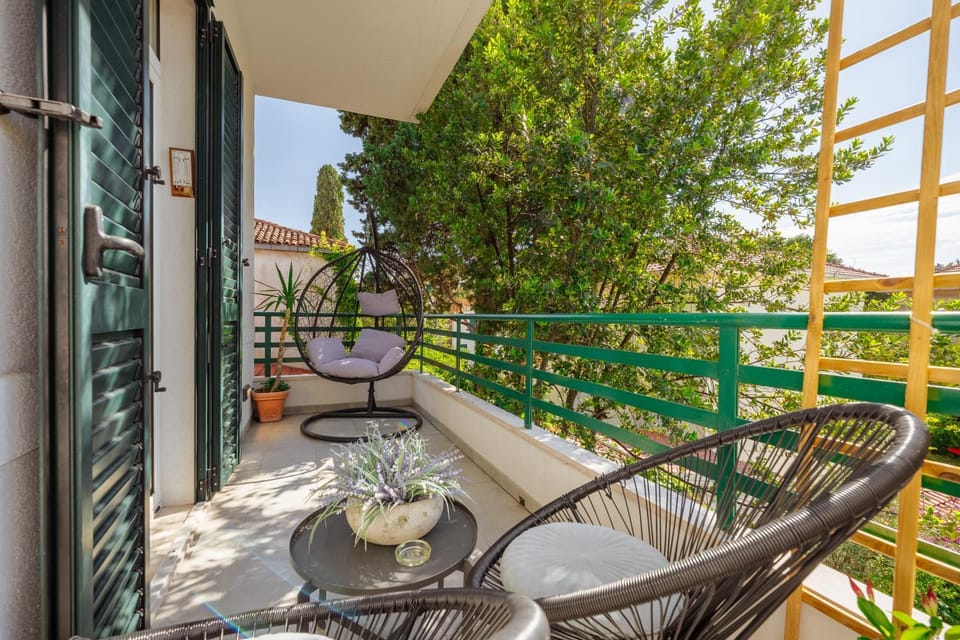 View (from property/room), Balcony/Terrace, Seating area, Garden view
