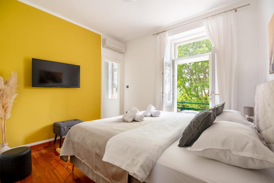 Bed, TV and multimedia, Bedroom, towels