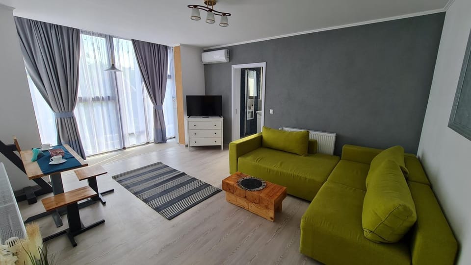 Communal lounge/ TV room, TV and multimedia, Living room, Evening entertainment
