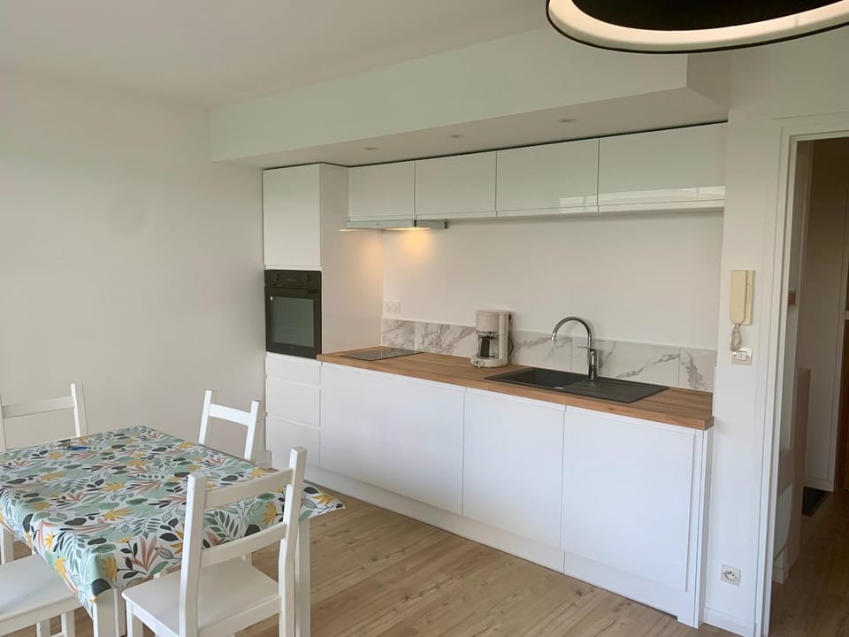 Dining area, pet friendly, stove