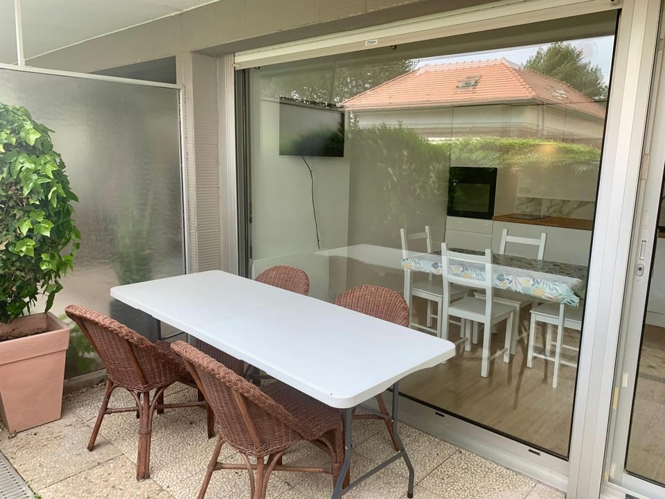 Patio, Dining area