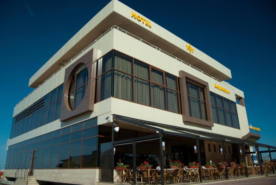 Restaurant/places to eat, Facade/entrance