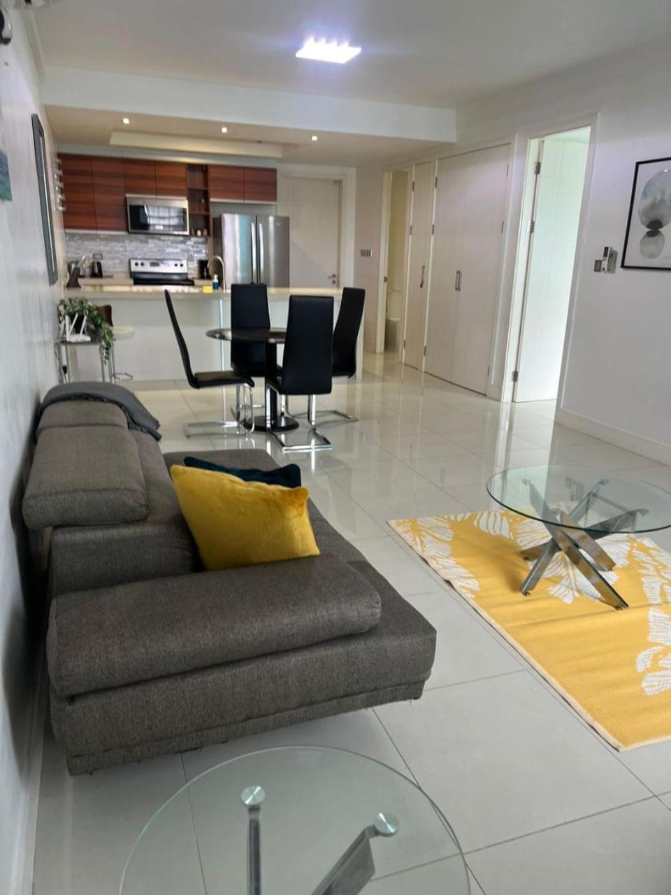 Kitchen or kitchenette, Living room, Seating area, Dining area