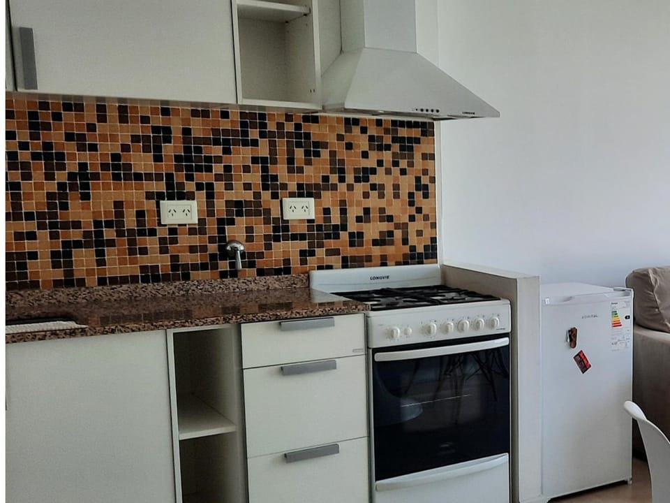 Coffee/tea facilities, heating, microwave, oven, toaster, kitchen