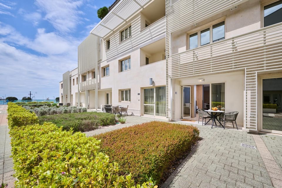 Property building, Patio, Day, Garden, View (from property/room), Balcony/Terrace, City view, Garden view, Sea view, Inner courtyard view