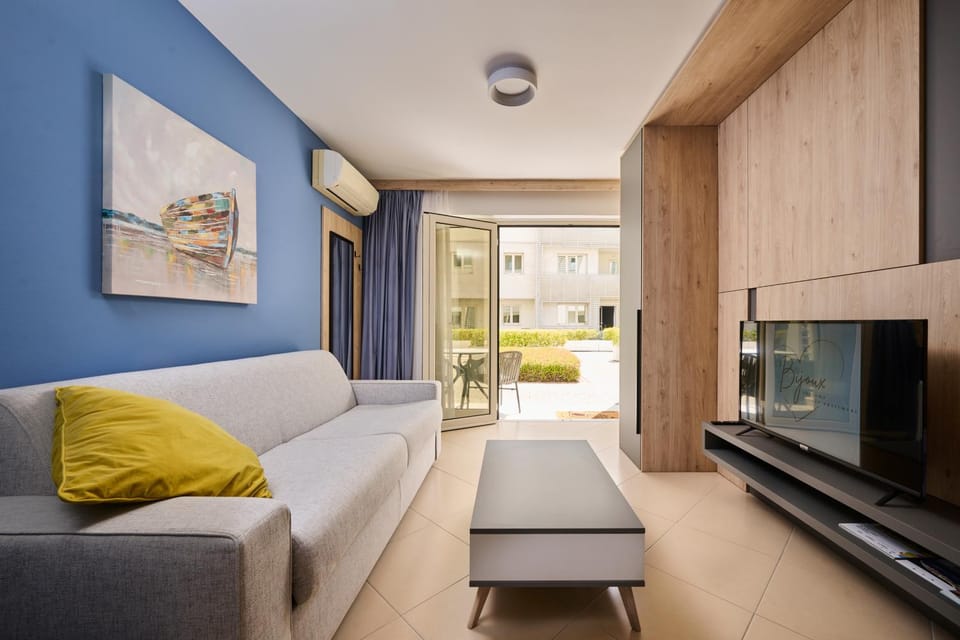 TV and multimedia, View (from property/room), Living room, Seating area, Garden view, air conditioner