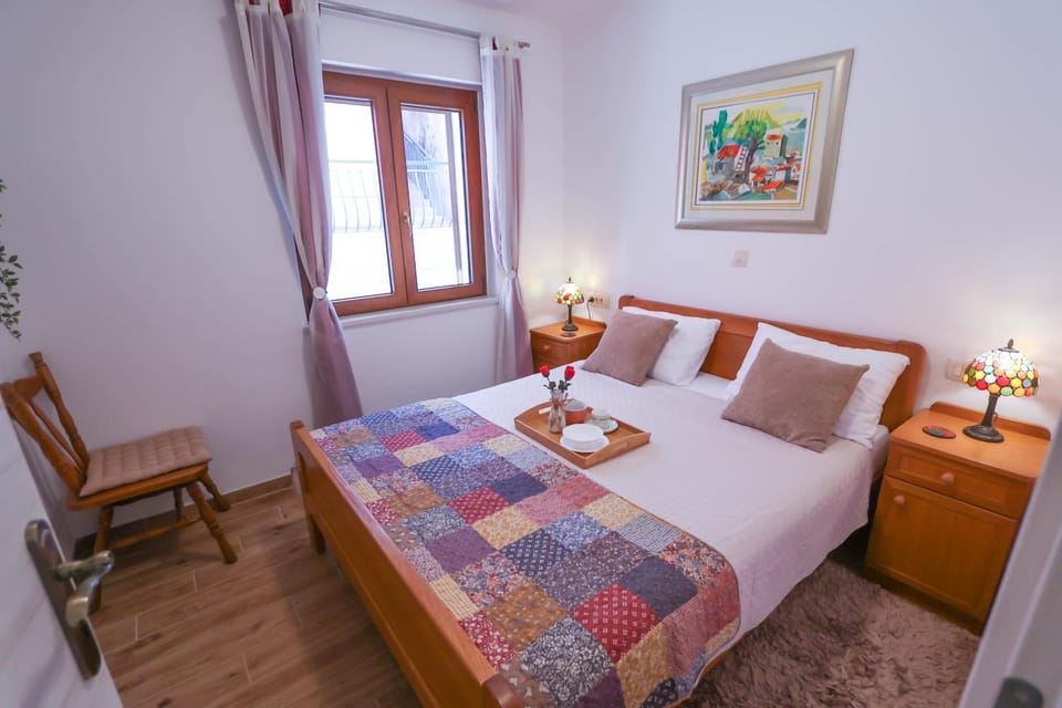 Bed, Day, Bedroom, Inner courtyard view