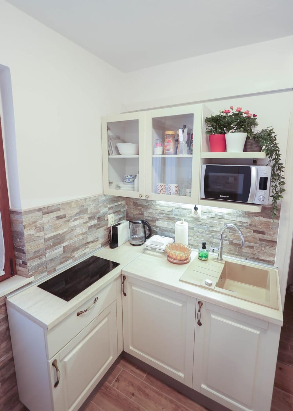 Coffee/tea facilities, microwave, toaster, kitchen