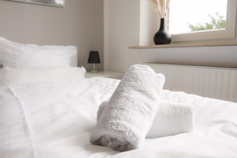 Bed, Living room, towels