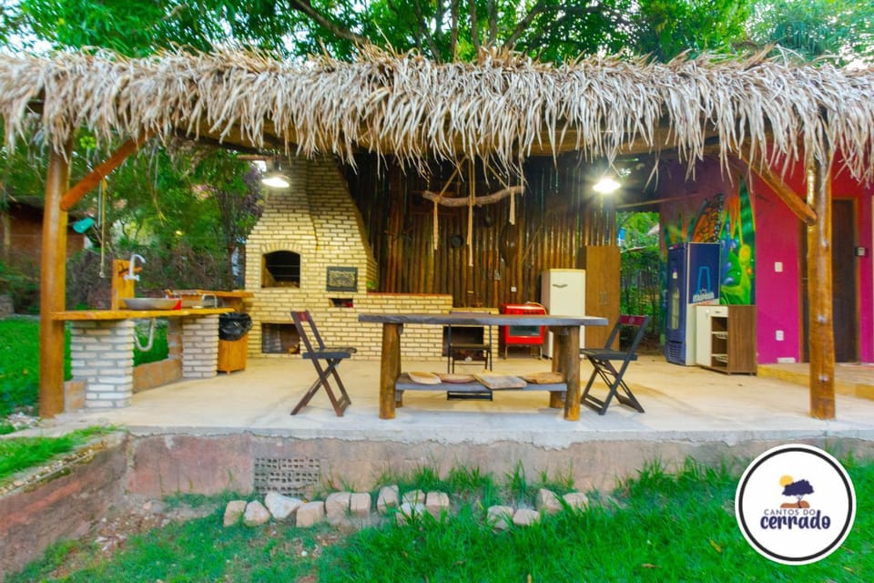 Property building, Patio, Garden, Kitchen or kitchenette, Dining area, Garden view