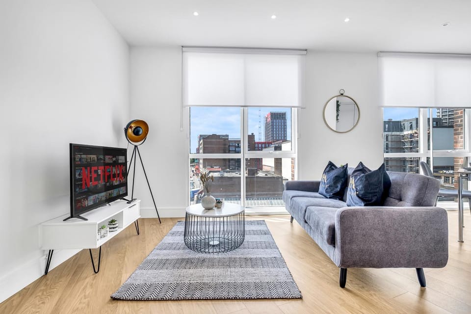 TV and multimedia, Living room, Seating area, City view