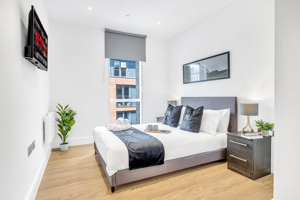 Bed, TV and multimedia, Bedroom