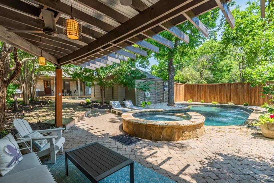 Sunset House - Luxury Pool and Hot Tub Retreat House in Dallas