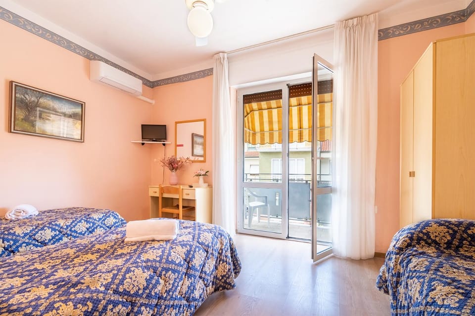 Photo of the whole room, Bedroom, air conditioner