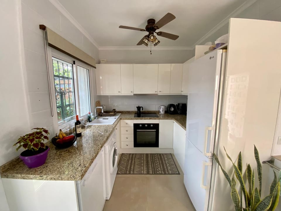Coffee/tea facilities, Kitchen or kitchenette, dishwasher, fireplace, minibar, pet friendly, stove, toaster, washing machine, kitchen
