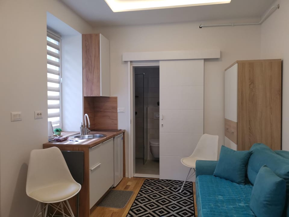 Kitchen or kitchenette, Living room