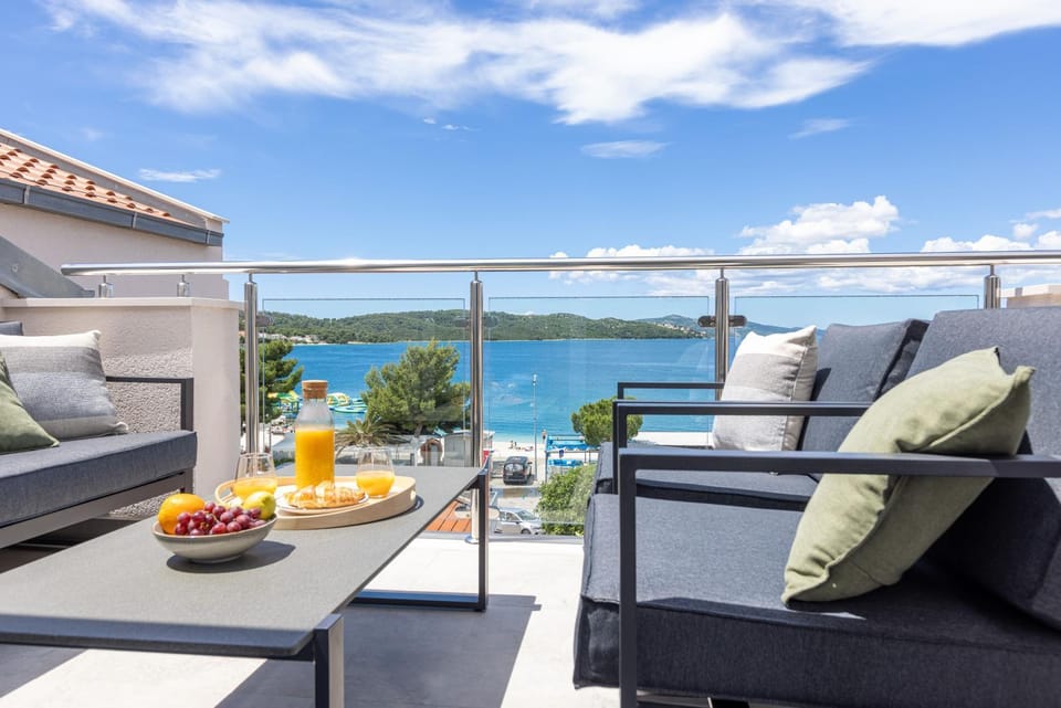 Apartments Ocrux Apartment in Okrug Gornji