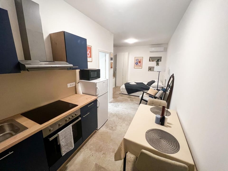 Seating area, Dining area, minibar, pet friendly, stove