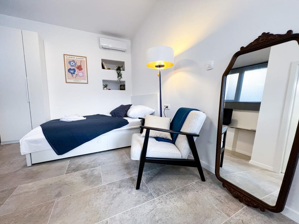 Bed, Living room, Photo of the whole room, Seating area, Bedroom, hair dresser, wardrobe, air conditioner