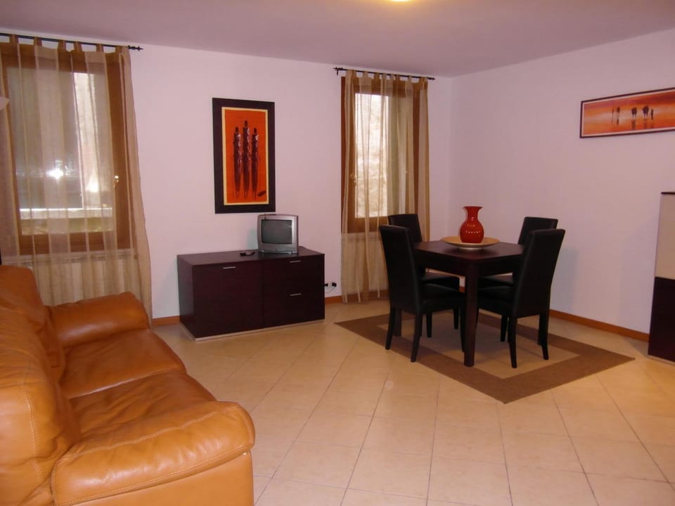 Day, Kitchen or kitchenette, Living room, Dining area