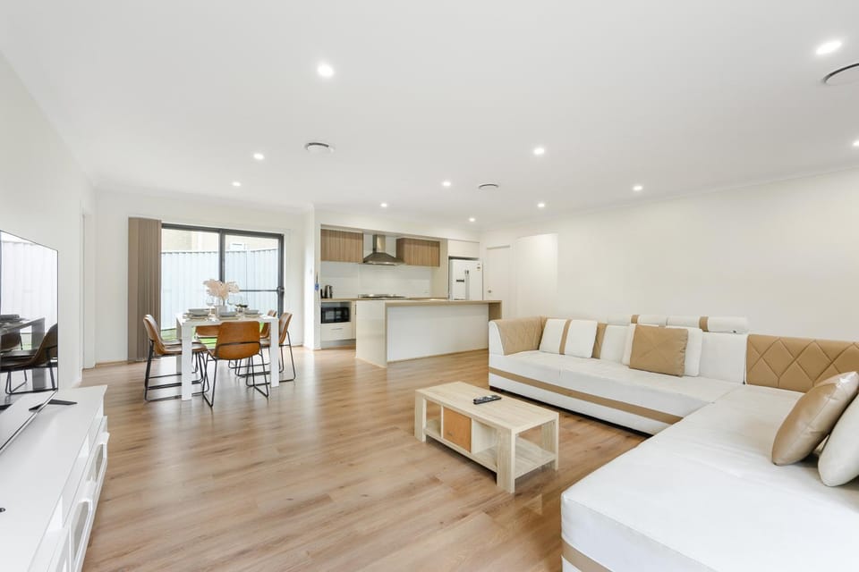 Kellyville Spacious Modern House Park&Lake House in Sydney