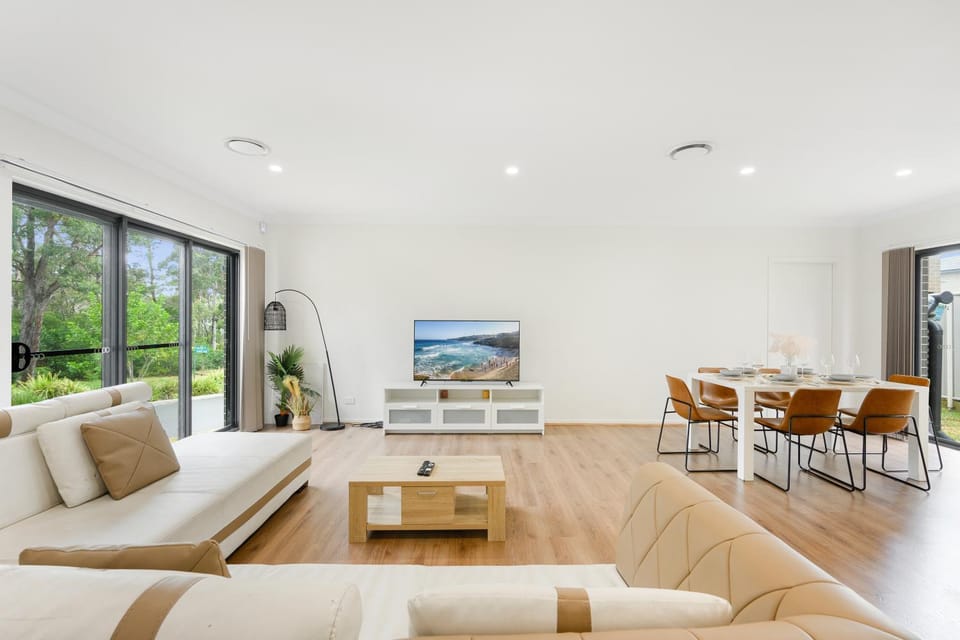 Kellyville Spacious Modern House Park&Lake House in Sydney