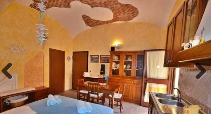 Kitchen or kitchenette, Living room, Seating area, Dining area, oven, pet friendly, stove