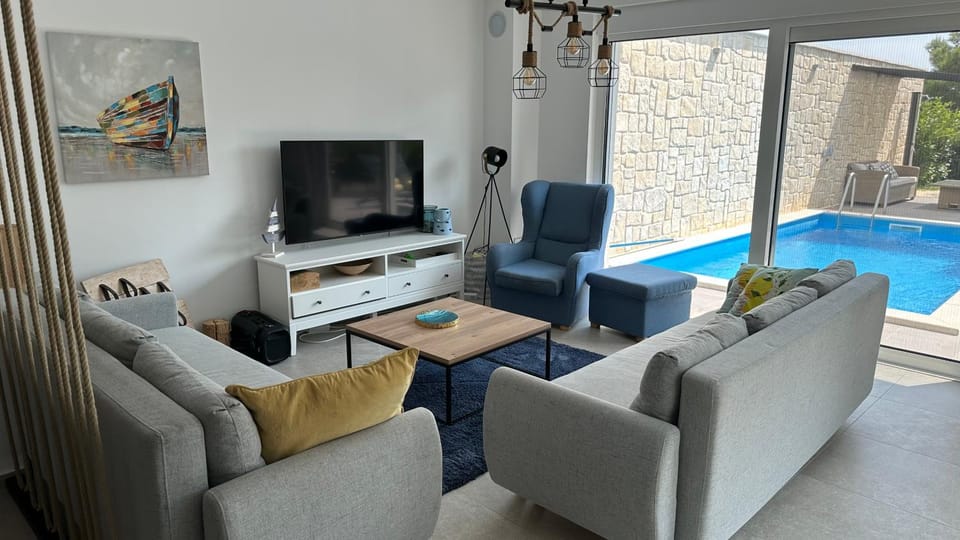 TV and multimedia, Living room, Pool view