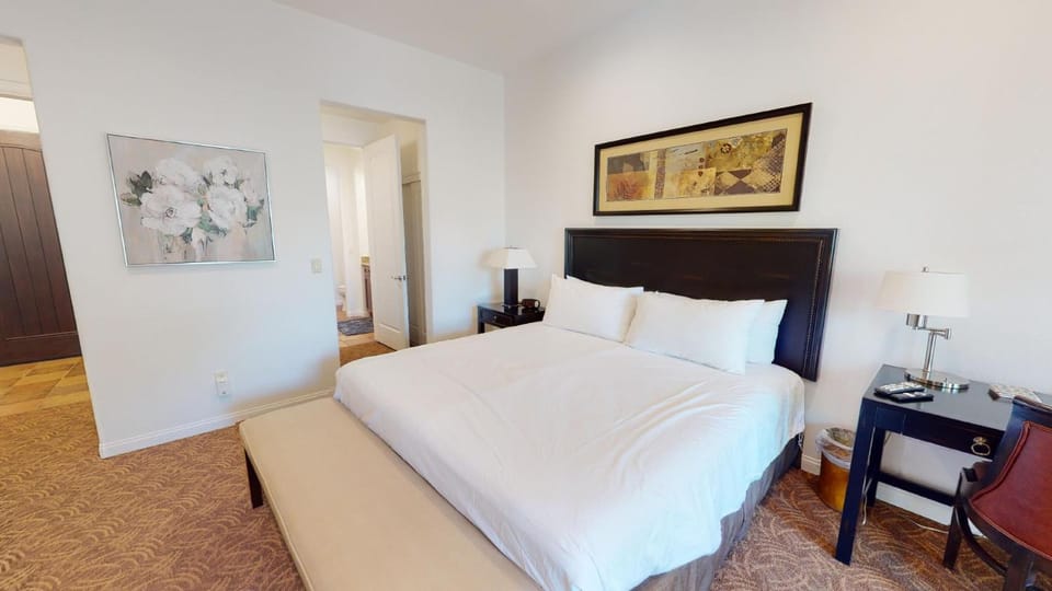 LV029 Spacious Upstairs Studio near Pool Hot Tub Apartment in Indian Wells