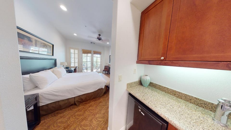LV029 Spacious Upstairs Studio near Pool Hot Tub Apartment in Indian Wells