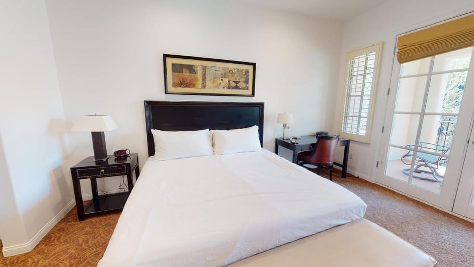 LV029 Spacious Upstairs Studio near Pool Hot Tub Apartment in Indian Wells