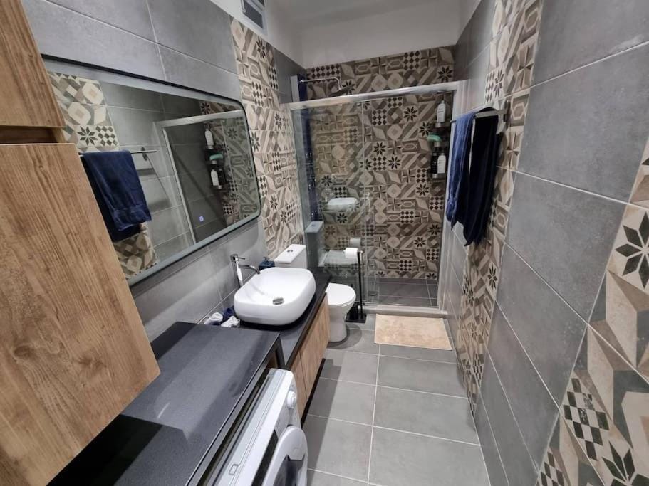 Shower, Toilet, Bathroom, towels
