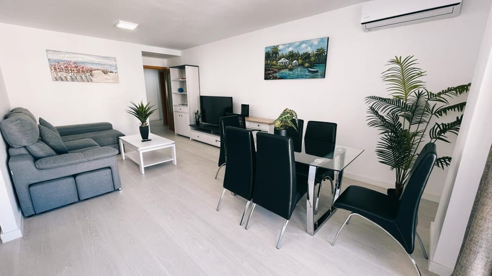 TV and multimedia, Living room, Seating area, Dining area, air conditioner