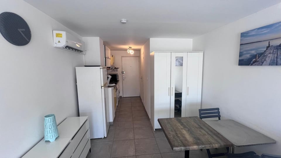 Kitchen or kitchenette, Dining area, stove