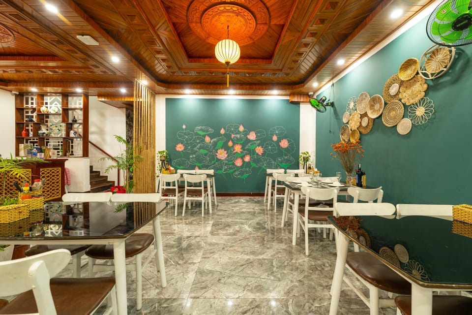 Restaurant/places to eat, Seating area, Breakfast