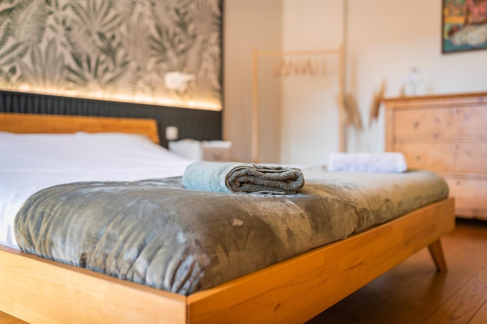 Bed, Photo of the whole room, Bedroom, towels