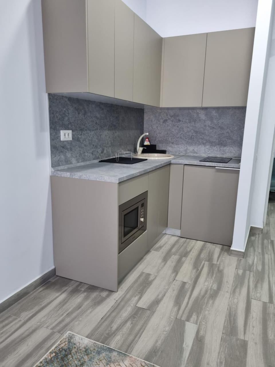 Kitchen or kitchenette, minibar