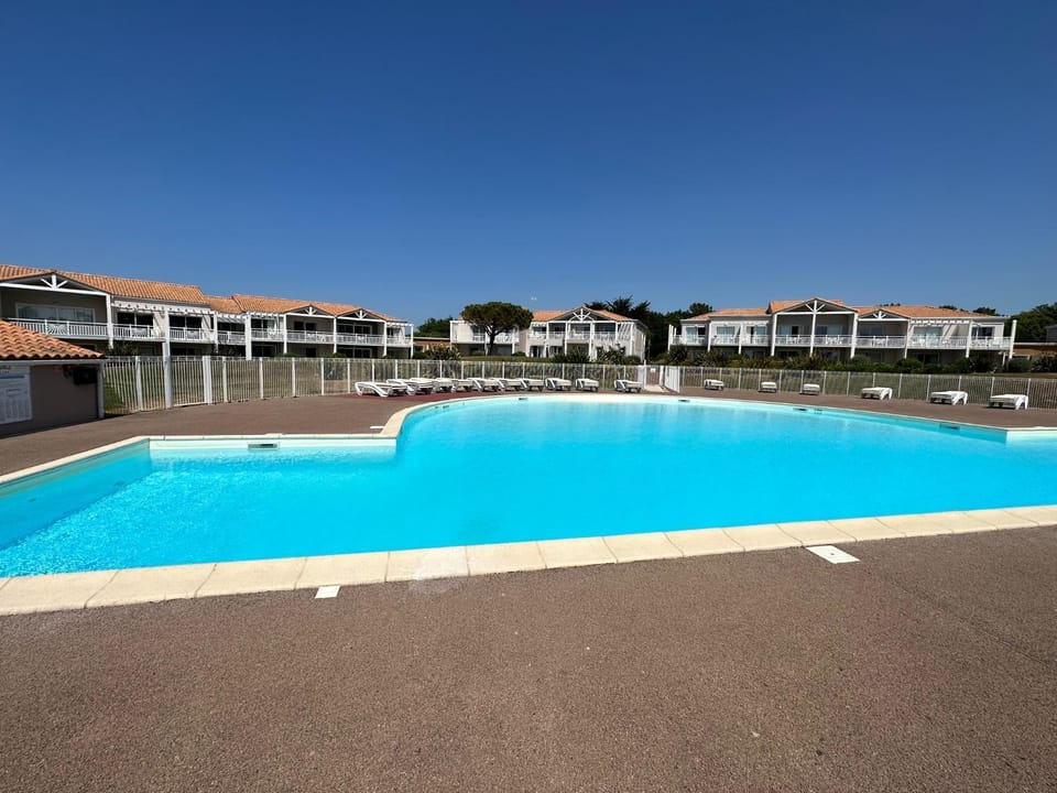 Day, Swimming pool