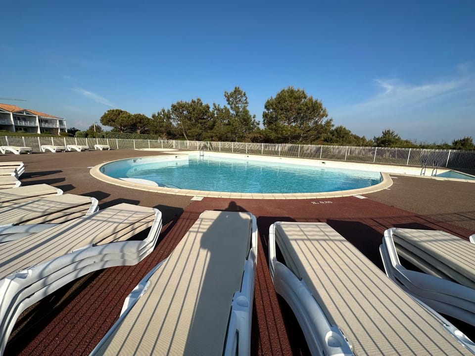 Swimming pool, sunbed