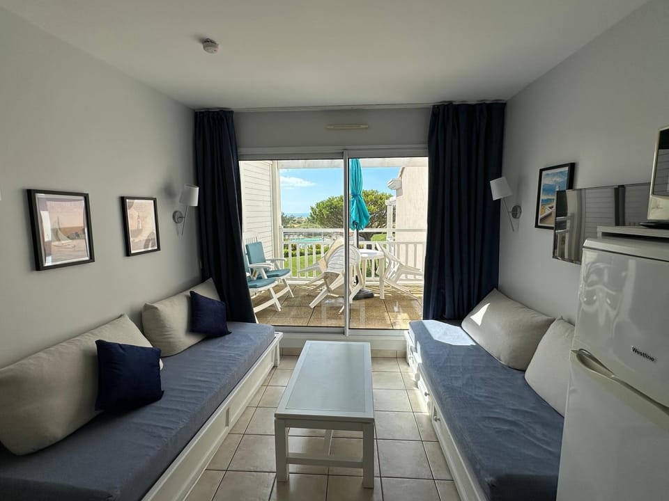 Natural landscape, Balcony/Terrace, Living room, Sea view