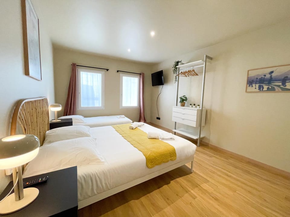 Bed, TV and multimedia, Photo of the whole room, Bedroom