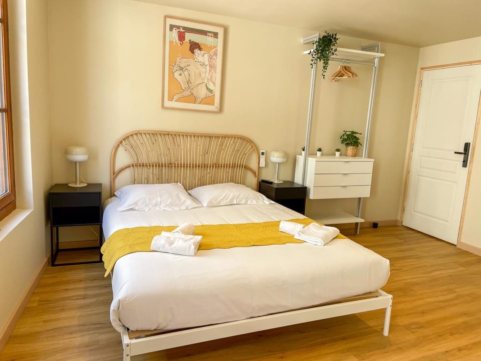 Bed, Bedroom, towels, wardrobe