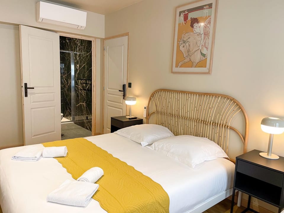 Bed, Photo of the whole room, Bedroom, air conditioner