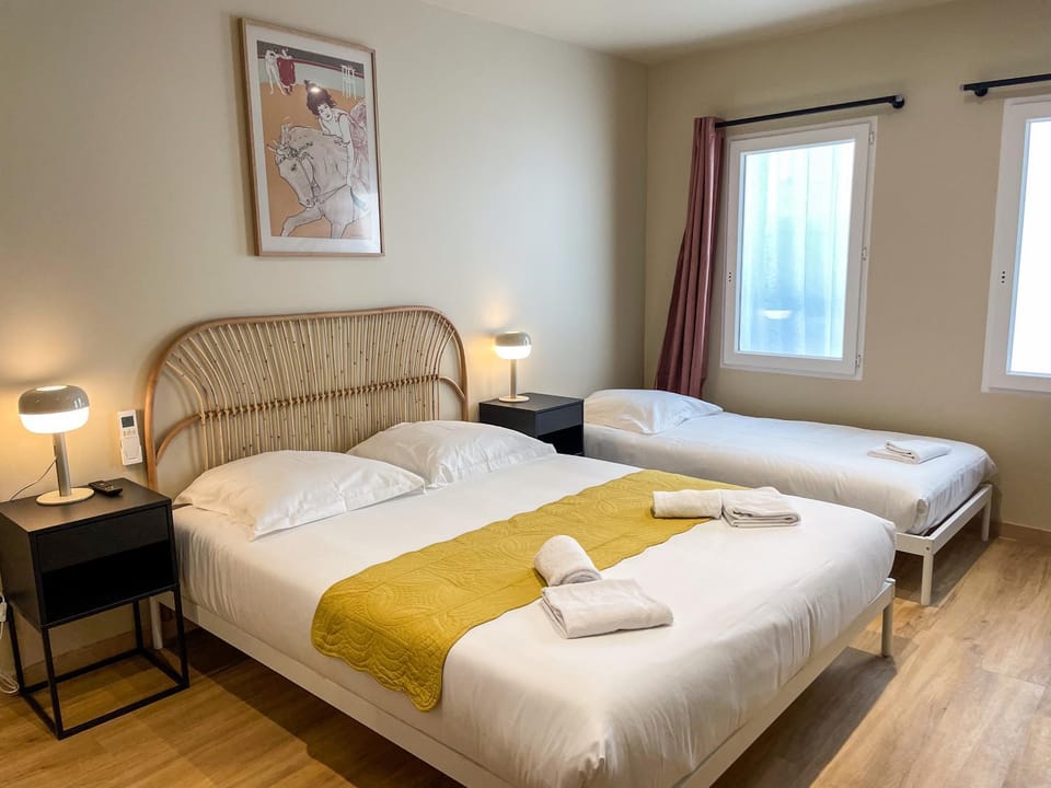 Bed, Photo of the whole room, towels