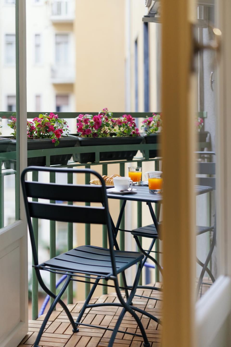 View (from property/room), Balcony/Terrace, Living room, Seating area, Dining area, Food