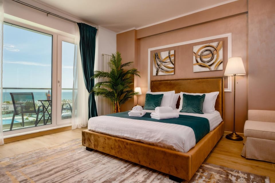 Bed, Bedroom, towels