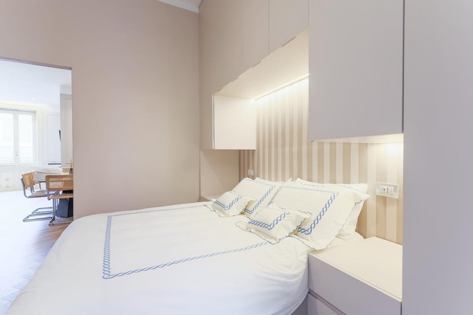 Bed, Photo of the whole room, Bedroom, internet, wardrobe