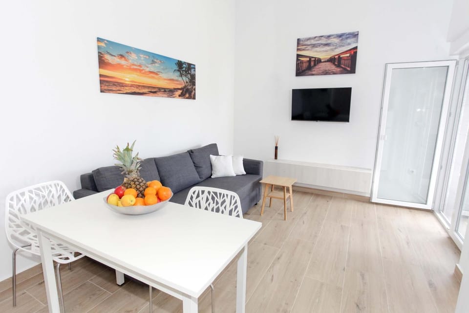 TV and multimedia, Living room, Seating area, Dining area